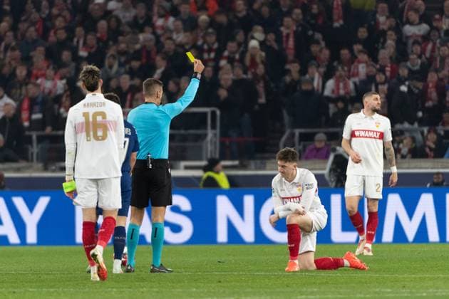 Referee Davide Massa ITA shows Angelo Stiller VfB Stuttgart, 06 the yellow card, GER, VfB Stuttgart vs Paris Saint Germain, Football, Men, UEFA Champions League, Matchday 8, Season 2024 2025, 29 01 2025, GER, VfB Stuttgart vs Paris Saint Germain, Football, Men, UEFA Champions League, Matchday 8, Season 2024 2025, 29 01 2025 Stuttgart Copyright: xEibner-Pressefoto WolfgangxFrankx EP_WFK