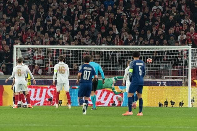 Goal to 0 4 by Ousmane Dembele Paris Saint Germain, 10 , in picture Fabian Bredlow VfB Stuttgart, 01 GER, VfB Stuttgart vs Paris Saint Germain, Football, Men, UEFA Champions League, Matchday 8, Season 2024 2025, 29 01 2025, GER, VfB Stuttgart vs Paris Saint Germain, Football, Men, UEFA Champions League, Matchday 8, Season 2024 2025, 29 01 2025 Stuttgart Copyright: xEibner-Pressefoto WolfgangxFrankx EP_WFK