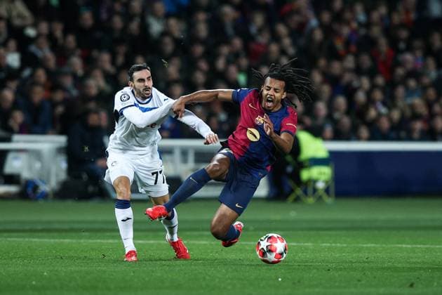 Jules Kounde FC Barcelona Davide Zappacosta Atalanta BC during the UEFA Champions League 2024 25 League Phase MD8 match between FC Barcelona and Atalanta BC at Estadi Olimpic Lluis Companys on January 29, 2025 in Barcelona, Spain Photo by Xavi Bonilla DeFodi Images Defodi 674 20250129 XB3 1594 Defodi-674