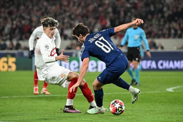 29 01 2025, xjhx, Football UEFA Champions League, VfB Stuttgart Paris St Germain v l Ameen Al Dakhil VfB Stuttgart Joao Neves PSG Paris St Germain duel, action, action, battle for the ball DFL DFB REGULATIONS PROHIBIT ANY USE OF PHOTOGRAPHS as IMAGE SEQUENCES and or QUASI VIDEO Stuttgart