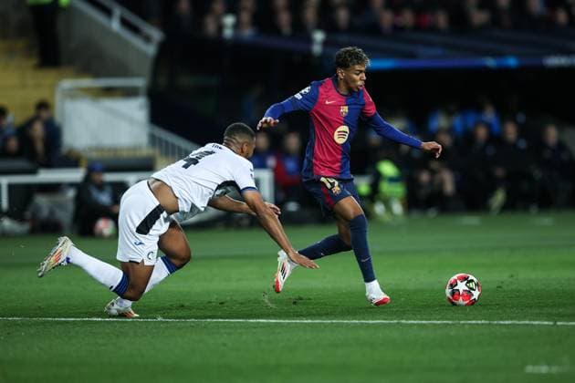 Lamine Yamal FC Barcelona Isak Hien Atalanta BC during the UEFA Champions League 2024 25 League Phase MD8 match between FC Barcelona and Atalanta BC at Estadi Olimpic Lluis Companys on January 29, 2025 in Barcelona, Spain Photo by Xavi Bonilla DeFodi Images Defodi 674 20250129 XB3 1615 Defodi-674