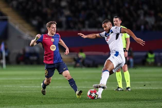 January 29, 2025, Barcelona, Barcelona, SPAIN: Pablo Martin Gavira Gavi of FC Barcelona, Barca and Isak Hien of Atalanta BC compete for the ball during the UEFA Champions League 2024 25 League Phase MD8, match between FC Barcelona and Atalanta BC at Estadi Olimpic Lluis Companys on January 29, 2025 in Barcelona, Spain. Barcelona SPAIN - ZUMAa181 20250129_zaa_a181_091 Copyright: xJavierxBorregox