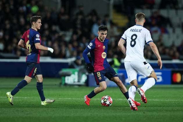 Pedri FC Barcelona Pablo Gavi FC Barcelona Mario Pasalic Atalanta BC during the UEFA Champions League 2024 25 League Phase MD8 match between FC Barcelona and Atalanta BC at Estadi Olimpic Lluis Companys on January 29, 2025 in Barcelona, Spain Photo by Xavi Bonilla DeFodi Images Defodi 674 20250129 XB3 1838 Defodi-674