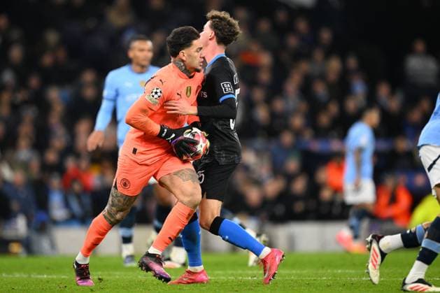 Manchester City v Club Brugge - UEFA Champions League MANCHESTER, ENGLAND - JANUARY 29 : Ederson goalkeeper of Manchester City and De Cuyper Maxim midfielder of Club Brugge battle for the ball during the UEFA Champions League 2024 25 League Phase MD8 match between Manchester City and Club Brugge on January 29, 2025 in Manchester, England, 29 01 2025 Manchester England  Copyright: xTomasxSiskx