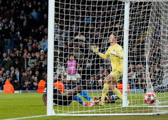 Manchester, England, 29th January 2025. Brugge s Joel Ordonez™s own goal during the UEFA Champions League match at the Etihad Stadium, Manchester. Picture credit should read: Andrew Yates Sportimage EDITORIAL USE ONLY. No use with unauthorised audio, video, data, fixture lists, club league logos or live services. Online in-match use limited to 120 images, no video emulation. No use in betting, games or single club league player publications. SPI_056_AY_MAN_CITY_BRUGGE SPI-3642-0062