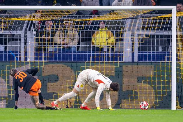 29 01 2025, Borussia Dortmund Shakhtar Donetsk, UEFA Champions League, Matchday 8 Dortmund goalkeeper Gregor Kobel concedes the goal against Donetsks Marlon Gomes to make it 2 1 IMPORTANT NOTE In accordance with UEFA regulations, it is prohibited to use or have used photographs taken in the stadium and or of the match in the form of sequential images and or video-like photo series Copyright: xDavidxInderliedx