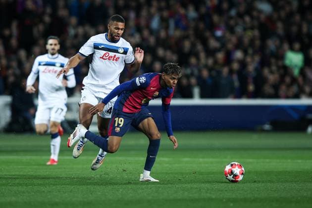 Lamine Yamal FC Barcelona Isak Hien Atalanta BC during the UEFA Champions League 2024 25 League Phase MD8 match between FC Barcelona and Atalanta BC at Estadi Olimpic Lluis Companys on January 29, 2025 in Barcelona, Spain Photo by Xavi Bonilla DeFodi Images Defodi 674 20250129 XB3 1416 Defodi-674