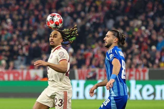 in duel, action, with Sascha Boey 23 FC Bayern Muenchen , Kyrikos Savvidis 88 SK Slovan Bratislava , FC Bayern Muenchen vs SK Slovan Bratislava, Soccer, Champions League, Matchday 8, 29 01 2025 Muenchen Bayern Germany Copyright: xkolbert-press ChristianxKolbertx
