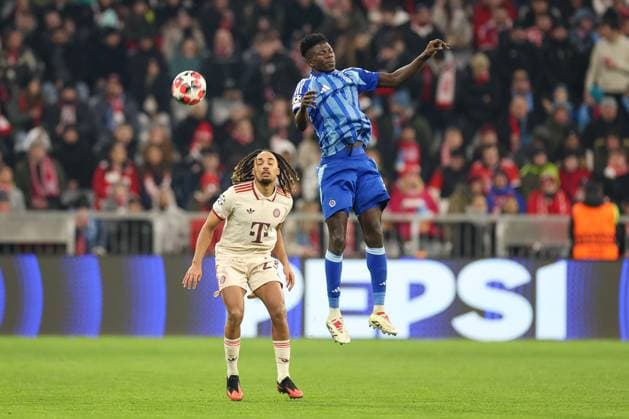 in duel, action, with Sascha Boey 23 FC Bayern Muenchen , Sharani Zuberu 23 SK Slovan Bratislava , FC Bayern Muenchen vs SK Slovan Bratislava, Soccer, Champions League, Matchday 8, 29 01 2025 Muenchen Bayern Germany Copyright: xkolbert-press ChristianxKolbertx