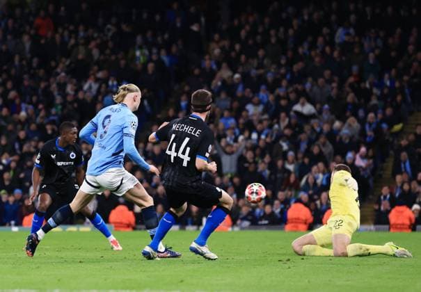 Club Brugge goalkeeper Simon Mignolet makes a save from Erling Haaland of Manchester City Manchester City v Club Brugge, UEFA Champions League, Group Stage, Football, Etihad Stadium, Manchester, UK - 29 Jan 2025 EDITORIAL USE ONLY No use with unauthorised audio, video, data, fixture lists, club league logos or live services. Online in-match use limited to 120 images, no video emulation. No use in betting, games or single club league player publications. Copyright: xMattxWest Shutterstockx 15122170as