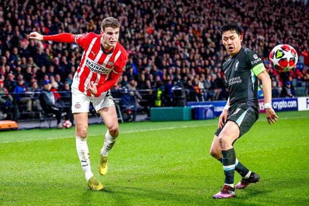 EINDHOVEN, 29-01-2025, Philips Stadium, UEFA Champions League season 2024 25, match between PSV and Liverpool, PSV player Guus Til and Liverpool FC player Wataru Endo PSV - Liverpool  x27614601x Copyright: