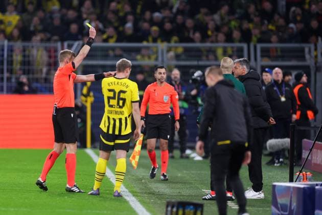 29 01 2025, UEFA Champions League, matchday 8, Borussia Dortmund Shakhtar Donetsk, referee Glenn Nyberg SWE shows coach Marino Pusic Shakhtar Donetsk the yellow card, Dortmund Signal Iduna Park NRW Germany xRHR PHOTO DEx Copyright: DennisxEwert RHR-FOTOx RHR-FOTO DE