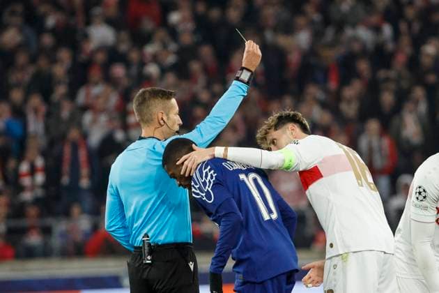 Atakan Karazor VfB Stuttgart, 16 gets the yellow card from referee Davide Massa ITA , Football, UEFA Champions League, Matchday 8, 2024 2025, VfB Stuttgart vs Paris St Germain, 29 01 2025, Arena Stuttgart, Stuttgart, Germany Stuttgart Arena Stuttgart Baden Württemberg Germany Copyright: xGrantxHubbsx
