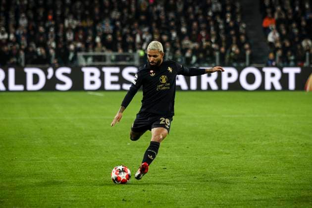 Juventus v SL Benfica - UEFA Champions League 2024 25 League Phase MD8 Juventus midfielder Douglas Luiz (26) shoots the ball during the UEFA Champions League league phase football match number 8, Juventus vs. Benfica, at the Allianz Stadium in Turin, Piedmont, Italy, on January 29, 2025. Turin Piedmont Italy  Copyright: xMatteoxBottanellix originalFilename:bottanelli-juventus250129_npwgf.jpg