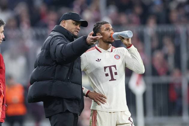 Michael Olise 17 FC Bayern Muenchen gets instructions from head coach Vincent Kompany FC Bayern Muenchen , FC Bayern Muenchen vs SK Slovan Bratislava, Soccer, Champions League, Matchday 8, 29 01 2025 Muenchen Bayern Germany Copyright: xkolbert-press ChristianxKolbertx