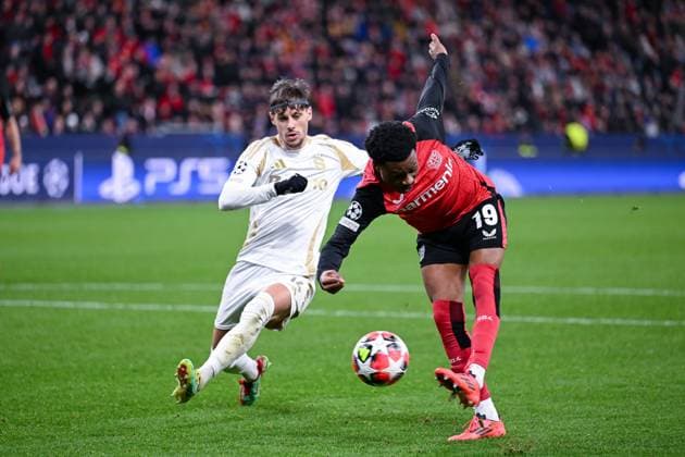 29 01 2025, Football, Champions League, Matchday 8, Season 2024 2025, Bayer 04 Leverkusen Sparta Prague, Angelo Preciado Sparta Prague l , Nathan Tella Bayer Leverkusen r scores the goal to make it 2 0, xRHR PHOTO TKx Copyright: RHR-FOTOx RHR-FOTO TK