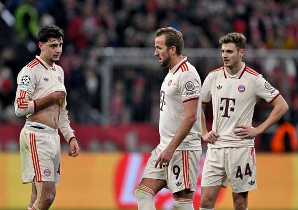 29 01 2025, Football UEFA Championsleague 2024 2025 Matchday 8, FC Bayern Munich Slovan Bratislava, in the Allianz Arena Munich v l Aleksandar Pavlovic Bayern Munich , Harry Kane FC Bayern Munich and Josip Stanisic Bayern Munich pensive DFL and DFB regulations prohibit any use of photographs as image sequences and or quasi video
