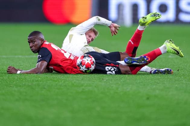29 01 2025, Football, Bayer 04 Leverkusen AC Sparta Prague, UEFA Champions League, Matchday 8, BayArena, Season 2024 2025 Nordi Mukiele Bayer04 Leverkusen 23 lies next to Jaroslav Zeleny Sparta Prague 30 on the pitch North Rhine-Westphalia Germany