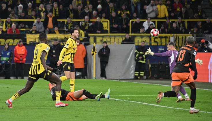 Ramy Bensebaini (Borussia Dortmund), mi., erzielt das Tor zum 3:1 29.01.2025, Fussball UEFA Champions League 2024 25, 8. Spieltag Borussia Dortmund - Schachtar Donezk Dortmund Signal Iduna Park Nordrhein Westfalen Deutschland Team2