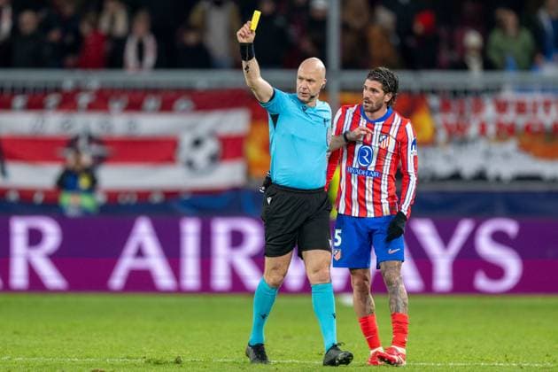 SOCCER - UEFA CL, RBS vs Atletico SALZBURG,AUSTRIA,29.JAN.25 - SOCCER - UEFA Champions League, Red Bull Salzburg vs Atletico Madrid. Image shows referee with yellow card and Rodrigo De Paul (Atletico).  GEPAxpictures xWolfgangxKofler