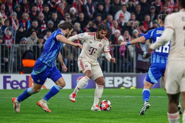 Serge Gnabry FC Bayern Muenchen, 07 with ball with Kevin Wimmer SK Slovan Bratislava, 06 ,, GER, FC Bayern Muenchen vs SK Slovan Bratislava, Football, UEFA Champions League, Matchday 8, Season 2024 2025, 29 01 2025, GER, FC Bayern Muenchen vs SK Slovan Bratislava, Football, UEFA Champions League, Matchday 8, Season 2024 2025, 29 01 2025 Muenchen Copyright: xEibner-Pressefoto JennixMaulx EP_JML