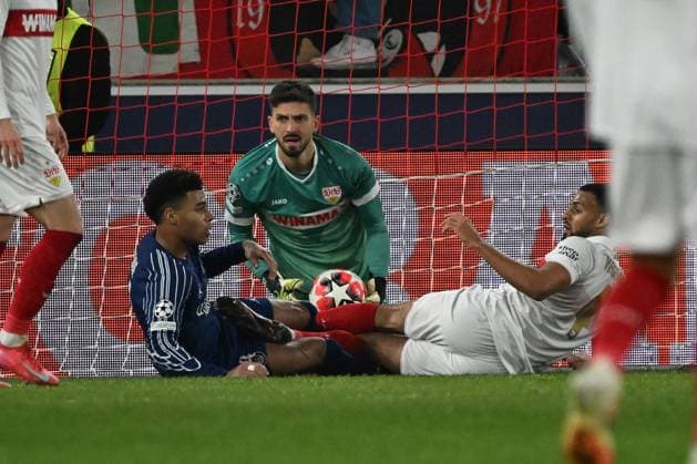 29 01 2025, xjhx, Football UEFA Champions League, VfB Stuttgart Paris St Germain v l DÃ sirÃ DouÃ Desire Doue PSG Paris St Germain Fabian Bredlow VfB Stuttgart Josha Vagnoman VfB Stuttgart Zweikampf, Aktion, action, battle for the ball DFL DFB REGULATIONS PROHIBIT ANY USE OF PHOTOGRAPHS as IMAGE SEQUENCES and or QUASI VIDEO Stuttgart