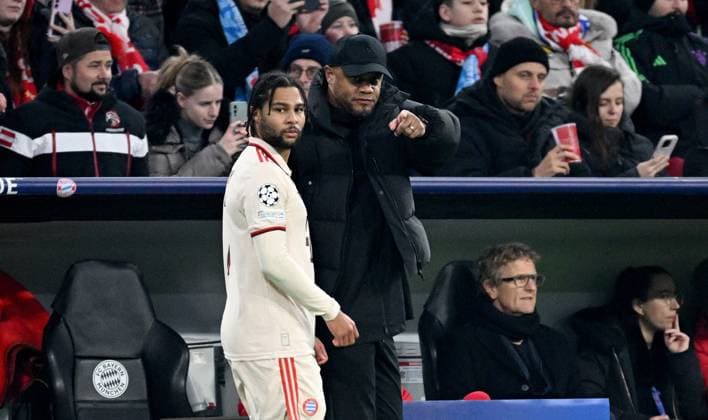 FOOTBALL CHAMPIONS LEAGUE SEASON 2024 2025 Preliminary round 8 Matchday FC Bayern Muenchen Slovan Bratislava 29 01 2025 Substitution of Serge Gnabry left, FC Bayern Muenchen with coach Vincent Kompany right, FC Bayern Muenchen