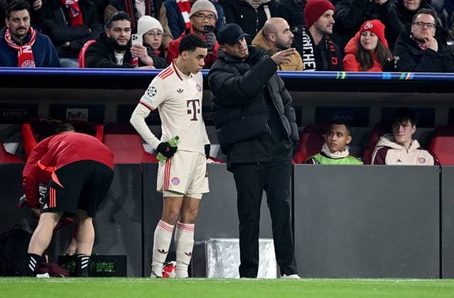 FOOTBALL CHAMPIONS LEAGUE SEASON 2024 2025 Preliminary Round 8 Matchday FC Bayern Muenchen Slovan Bratislava 29 01 2025 Substitution of Jamal Musiala left, FC Bayern Muenchen with coach Vincent Kompany right, FC Bayern Muenchen