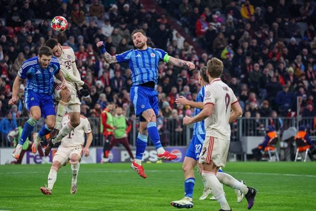 Header duel between Jamal Musiala FC Bayern Muenchen, 42 and Kevin Wimmer SK Slovan Bratislava, 06 , with Guram Kashia SK Slovan Bratislava, 04 and Harry Kane FC Bayern Muenchen, 09 , GER, FC Bayern Muenchen vs SK Slovan Bratislava, Football, UEFA Champions League, Matchday 8, Season 2024 2025, 29 01 2025, GER, FC Bayern Muenchen vs SK Slovan Bratislava, Football, UEFA Champions League, Matchday 8, Season 2024 2025, 29 01 2025 Muenchen Copyright: xEibner-Pressefoto JennixMaulx EP_JML