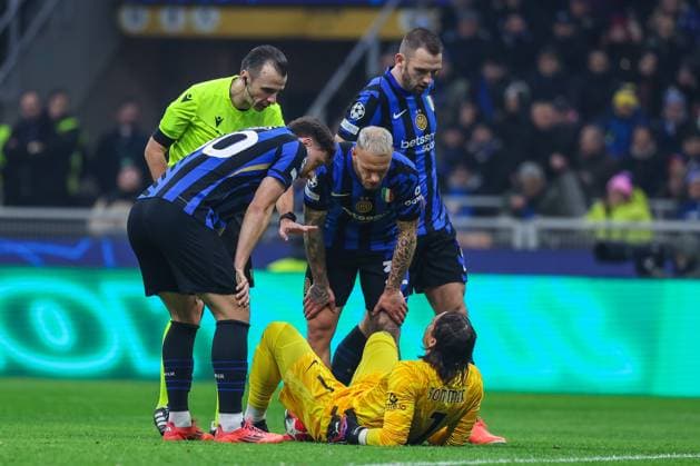 Yann Sommer of FC Internazionale injured during UEFA Champions League 2024 25 League Phase - Matchday8 football match between FC Internazionale and AS Monaco FC at San Siro Stadium  Copyright: xFabrizioxCarabelli IPAxSportx xipa-agency.netx xx IPA_53442658 IPA_Agency_IPA53442658