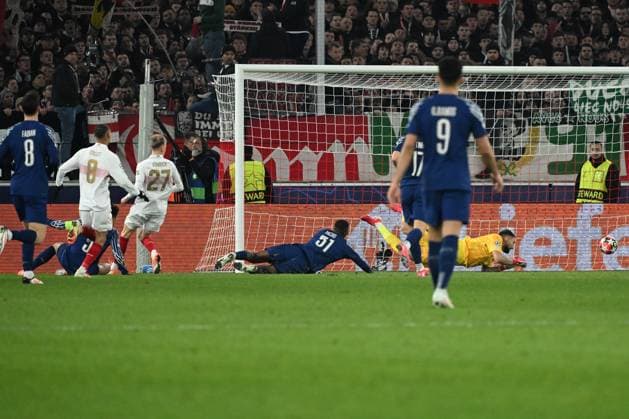 29 01 2025, xjhx, Fussball UEFA Champions League, VfB Stuttgart Paris St Germain v l Chris Führich VfB Stuttgart Torschuetze, erzielt das Tor, Treffer, scores the goal 1 4 Gianluigi Donnarumma PSG Paris St Germain DFL DFB REGULATIONS PROHIBIT ANY USE OF PHOTOGRAPHS as IMAGE SEQUENCES and or QUASI VIDEO Stuttgart