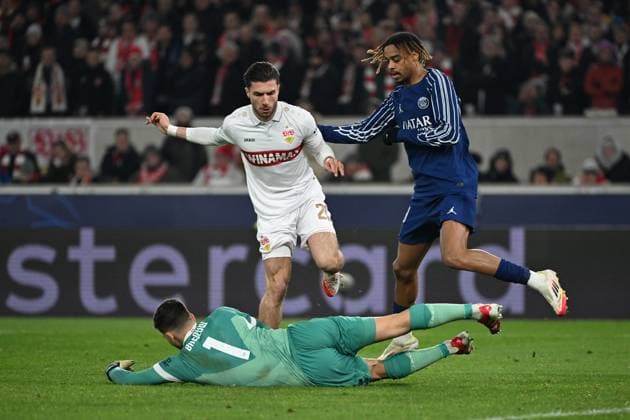 29 01 2025, xjhx, Football UEFA Champions League, VfB Stuttgart Paris St Germain v l Fabian Bredlow VfB Stuttgart Leonidas Stergiou VfB Stuttgart Bradley Barcola PSG Paris St Germain duel, action, action, battle for the ball DFL DFB REGULATIONS PROHIBIT ANY USE OF PHOTOGRAPHS as IMAGE SEQUENCES and or QUASI VIDEO Stuttgart