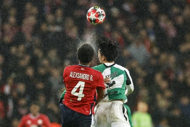 LILLE, 29-01-2025. Decathlon Arena Stade Pierre Mauroy. Football, UEFA Champions League season 2024 2025. Lille - Feyenoord. (L-R) Lille player Alexsandro, Feyenoord player Ayase Ueda during the match Borussia LOSC Lille - Feyenoord Lille - Feyenoord  x27614903x Copyright: