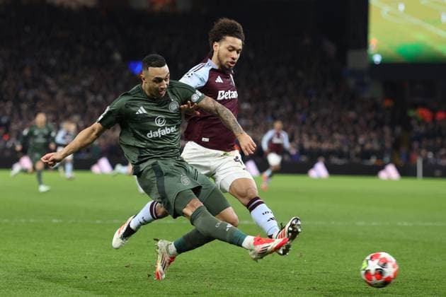 Aston Villa gegen Celtic FC 29. Januar 2025, Aston UEFA Champions League Fußball Aston Villa gegen Celtic Adam Idah von Celtic schießt, während Boubacar Kamara von Aston Villa dagegenhält Foto Charlotte Wilson Abseits Aston UK  Copyright: xCharlottexWilsonx xOffsidexOffside