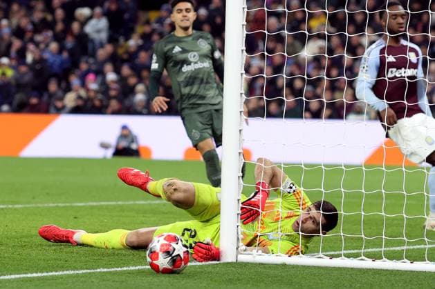 Aston Villa gegen Celtic FC 29. Januar 2025, Aston UEFA Champions League Fußball Aston Villa gegen Celtic Aston Villa Torwart Emiliano Martinez pariert Foto Charlotte Wilson Abseits Aston UK  Copyright: xCharlottexWilsonx xOffsidexOffside