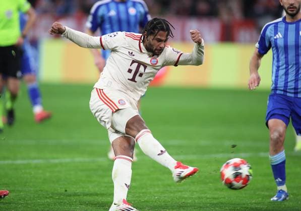 Munich, Germany, January 29, 2025 Football, Men, Champions League, Season 2024 2025, FC Bayern München SK Slovan Bratislava, Allianz Arena, Matchday 8 Preparation for 3-0 by Serge Gnabry FC Bayern München