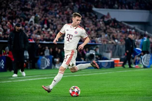 Joshua Kimmich FC Bayern Muenchen, 06 on the ball, behind him Vincent Kompany FC Bayern Muenchen, Coach , GER, FC Bayern Muenchen vs SK Slovan Bratislava, Football, UEFA Champions League, Matchday 8, Season 2024 2025, 29 01 2025 GER, FC Bayern Muenchen vs SK Slovan Bratislava, Football, UEFA Champions League, Matchday 8, Season 2024 2025, 29 01 2025 Muenchen Copyright: xEibner-Pressefoto Memmlerx EP_MMR