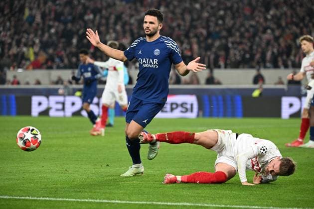 29 01 2025, xjhx, Football UEFA Champions League, VfB Stuttgart Paris St Germain v l Goncalo Ramos PSG Paris St Germain Maximilian Mittelstädt VfB Stuttgart Zweikampf, Aktion, action, battle for the ball DFL DFB REGULATIONS PROHIBIT ANY USE OF PHOTOGRAPHS as IMAGE SEQUENCES and or QUASI VIDEO Stuttgart