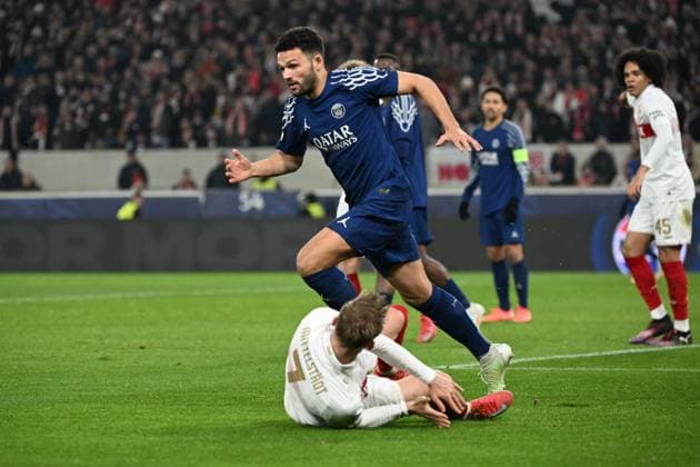 29 01 2025, xjhx, Football UEFA Champions League, VfB Stuttgart Paris St Germain v l Goncalo Ramos PSG Paris St Germain Maximilian Mittelstädt VfB Stuttgart Zweikampf, Aktion, action, battle for the ball DFL DFB REGULATIONS PROHIBIT ANY USE OF PHOTOGRAPHS as IMAGE SEQUENCES and or QUASI VIDEO Stuttgart