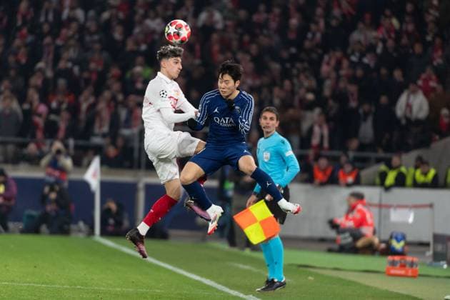 from left in header duel Ameen Al Dakhil VfB Stuttgart, 02 , Lee Kang in Paris Saint Germain, 19 GER, VfB Stuttgart vs Paris Saint Germain, Football, Men, UEFA Champions League, Matchday 8, Season 2024 2025, 29 01 2025, GER, VfB Stuttgart vs Paris Saint Germain, Football, Men, UEFA Champions League, Matchday 8, Season 2024 2025, 29 01 2025 Stuttgart Copyright: xEibner-Pressefoto WolfgangxFrankx EP_WFK