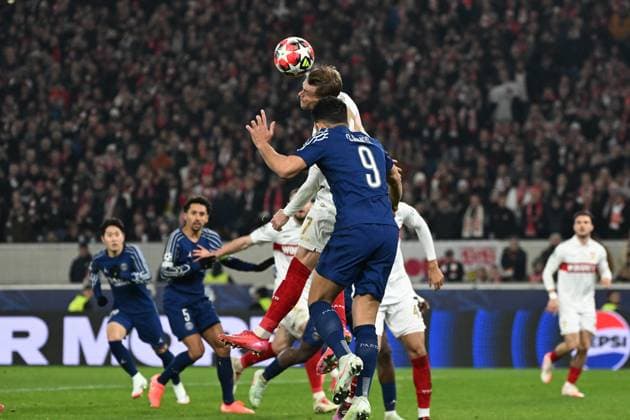 29 01 2025, xjhx, Football UEFA Champions League, VfB Stuttgart Paris St Germain v l Goncalo Ramos PSG Paris St Germain Maximilian Mittelstädt VfB Stuttgart Zweikampf, Aktion, action, battle for the ball DFL DFB REGULATIONS PROHIBIT ANY USE OF PHOTOGRAPHS as IMAGE SEQUENCES and or QUASI VIDEO Stuttgart