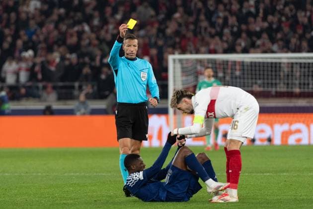 Referee Davide Massa ITA shows Atakan Karazor VfB Stuttgart, 16 the yellow card after a foul on Ousmane Dembele Paris Saint Germain, 10 GER, VfB Stuttgart vs Paris Saint Germain, Football, Men, UEFA Champions League, Matchday 8, Season 2024 2025, 29 01 2025, GER, VfB Stuttgart vs Paris Saint Germain, Football, Men, UEFA Champions League, Matchday 8, Season 2024 2025, 29 01 2025 Stuttgart Copyright: xEibner-Pressefoto WolfgangxFrankx EP_WFK