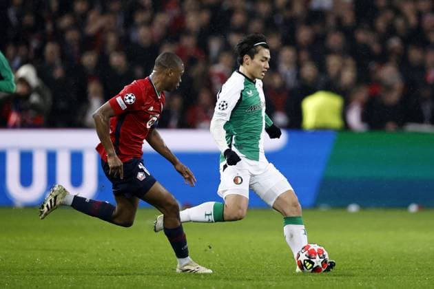LILLE - (l-r) Bafode Diakite of Lille OSC, Ayase Ueda of Feyenoord during the UEFA Champions League match between Lille OSC and Feyenoord at Stade Pierre Mauroy on Jan. 29, 2025 in Lille, France. ANP MAURICE VAN STEEN UEFA Champions League 2024 25 League Phase MD8 2024 25 xVIxANPxSportx xxANPxIVx 518658566 originalFilename: 518658566.jpg