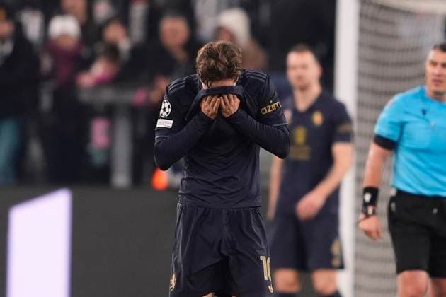 Juventus& x2019; Kenan Yildiz delusion after Benfica s Orkun K& xf6;k& xe7;& xfc; celebrates after scoring the 0-2 goal for his team during the Uefa Champions League soccer match between Juventus Fc and Benfica at the Juventus stadium in Turin, round 8 8 - north west Italy - January 29, 2025. - Soccer .  Copyright: xFabioxFerrari LaPressex