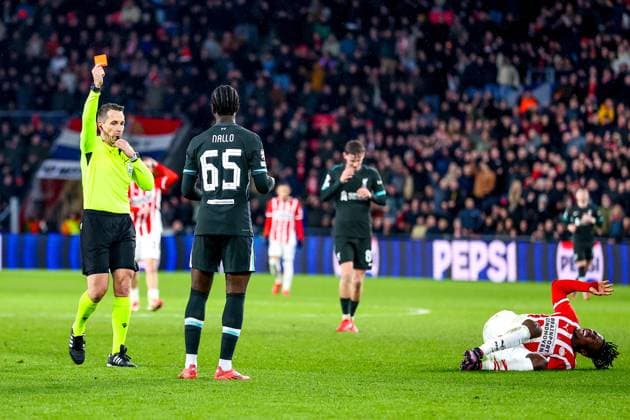 EINDHOVEN, 29-01-2025, Philips Stadium, UEFA Champions League season 2024 25, match between PSV and Liverpool, Referee Tobias Stieler shows red card to Liverpool FC player Amara Nallo PSV - Liverpool  x27615070x Copyright: