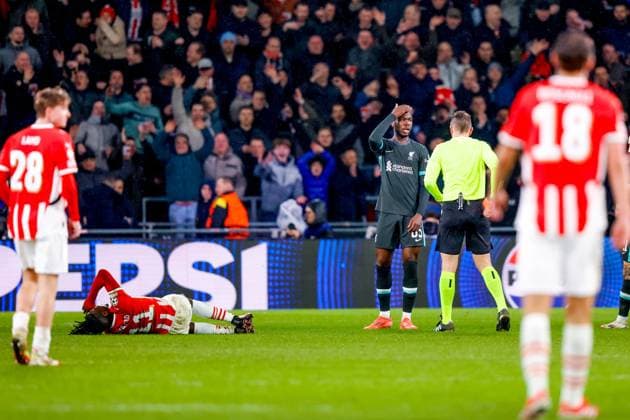 EINDHOVEN, 29-01-2025, Philips Stadium, UEFA Champions League season 2024 25, match between PSV and Liverpool, Referee Tobias Stieler shows red card to Liverpool FC player Amara Nallo PSV - Liverpool  x27615100x Copyright: