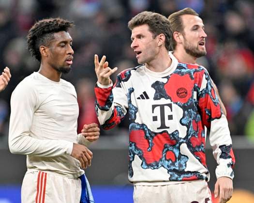 29 01 2025, Football UEFA Championsleague 2024 2025 Matchday 8, FC Bayern Munich Slovan Bratislava, in the Allianz Arena Munich v l Kingsley Coman FC Bayern Munich and Thomas Müller FC Bayern Munich discuss DFL and DFB regulations prohibit any use of photographs as image sequences and or quasi video