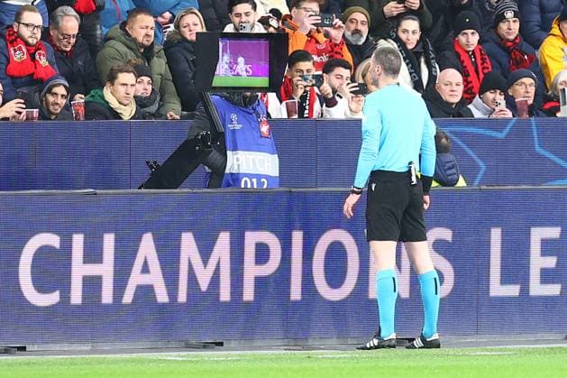 Referee Georgi Kabakov looks at VAR for a possible penalty Bayer 04 Leverkusen vs AC Sparta Prague, Football, UEFA Champions League, Matchday 8, Season 2024 2025, 29 01 2025 Photo kolbert press Ant Palmer BayArena NRW Germany Copyright: xkolbert-press AntxPalmerx