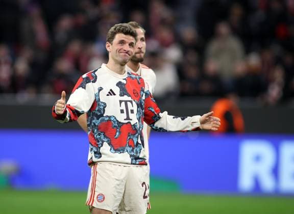 Munich, Germany, January 29, 2025 Football, Men, Champions League, Season 2024 2025, FC Bayern Munich SK Slovan Bratislava, Allianz Arena, Matchday 8 Thomas Müller, Mueller FC Bayern Munich with grimace, facial expression, doing lap of honor, questioning
