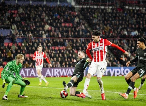 EINDHOVEN - Ricardo Pepi of PSV Eindhoven scores the 3-2 with Andy Robertson of Liverpool FC on the left during the UEFA Champions League match between PSV Eindhoven and Liverpool FC at Phillips Stadium on Jan. 29, 2025 in Eindhoven, Netherlands. ANP KOEN VAN WEEL UEFA Champions League 2024 25 League Phase MD8 2024 25 xVIxANPxSportx xxANPxIVx 518659068 originalFilename: 518659068.jpg